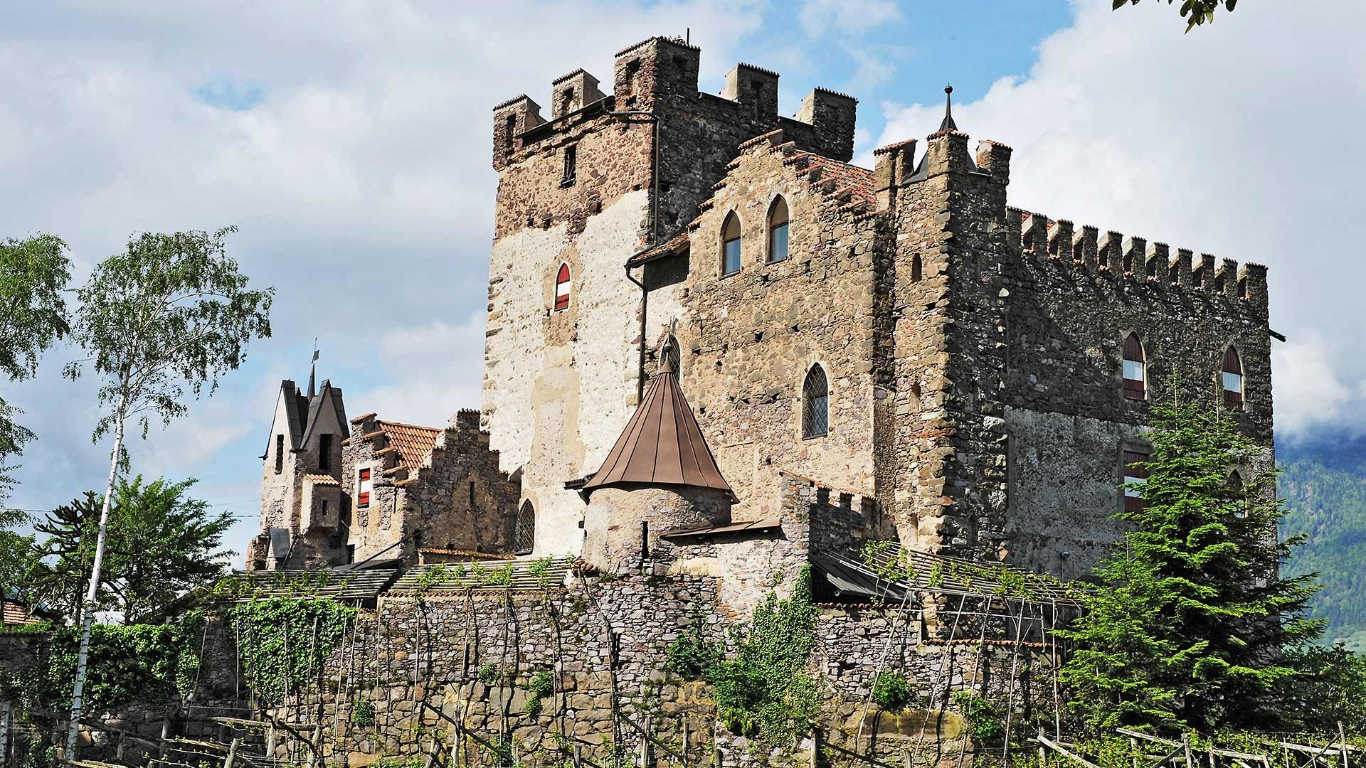 Blick zum Schloss Schenna