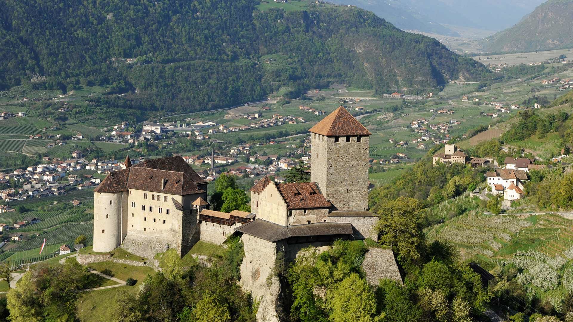 Blick auf Schloss Tirol und Umgebung