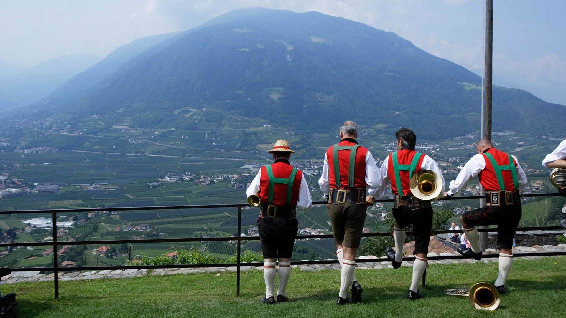 Volksfest auf Schloss Tirol
