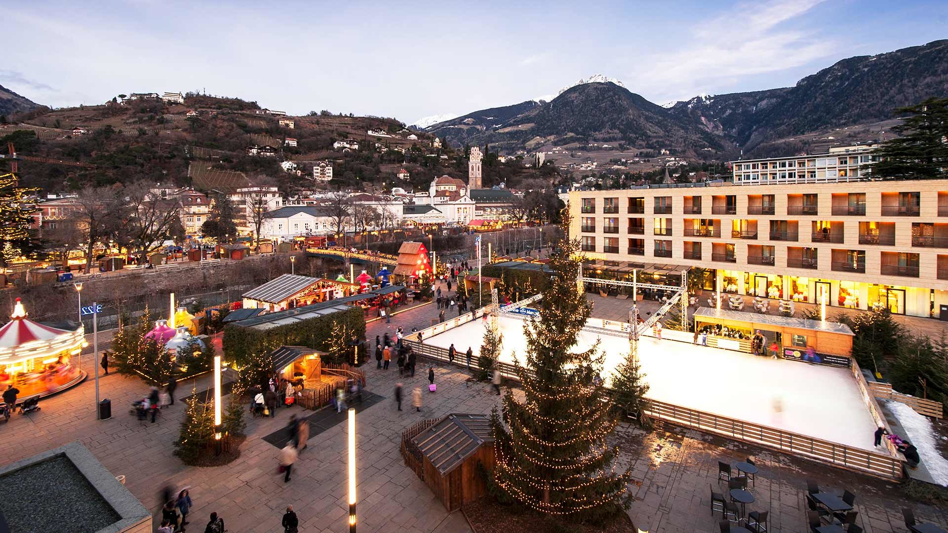 Blick zum Weihnachtsmarkt Meran